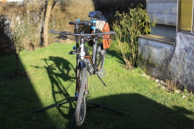 Rennrad mit Unfallschäden, aufgestellt auf einem Montageständer in Freising.