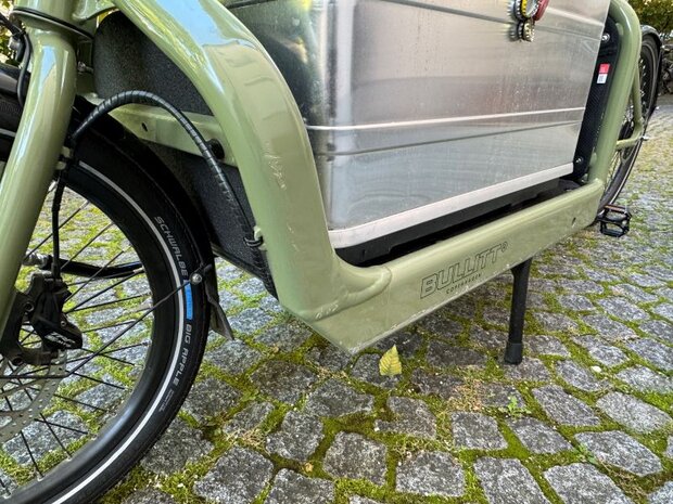 Unfallgeschädigtes grünes Lastenrad mit deutlichen Schäden in Ingolstadt.